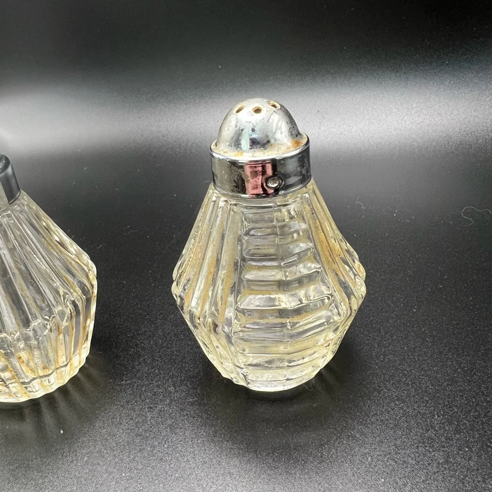 Vintage Anchor Hocking Clear Glass Salt and Pepper Shakers Chrome Tops - Picture 7 of 10